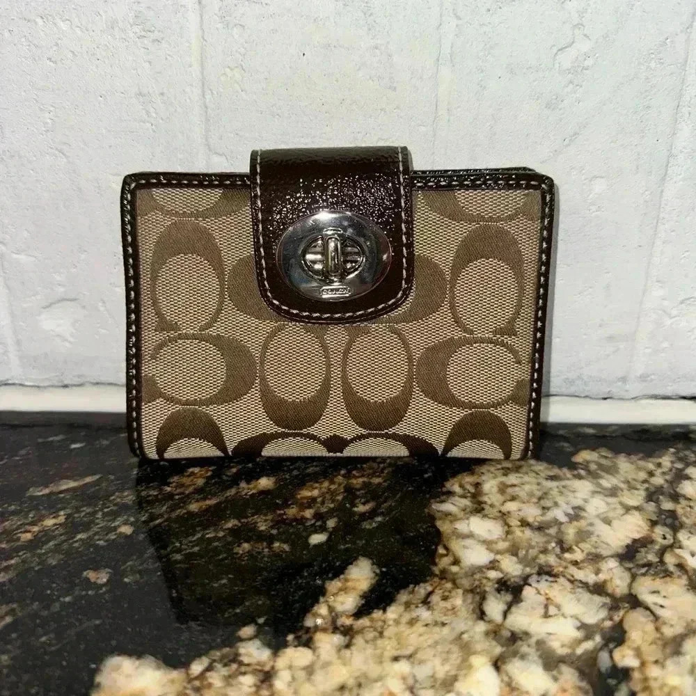 USED Coach Wallet in Signature Canvas